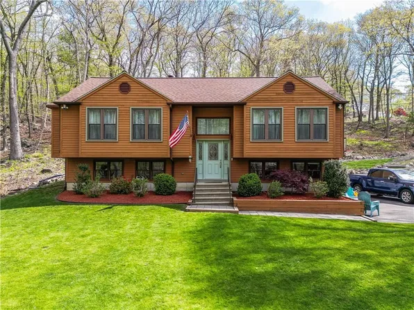 77 Lippitt Ave, Cumberland, RI 02864