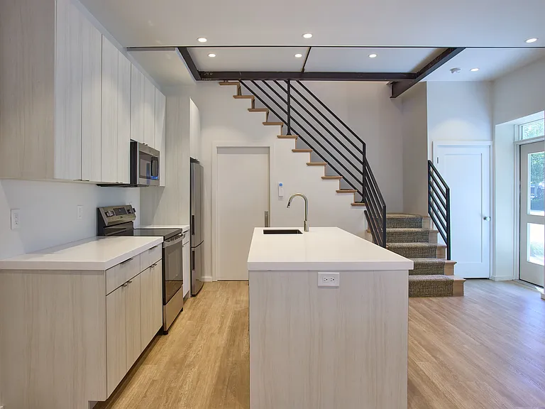 784 Farmington Ave — Photo 3