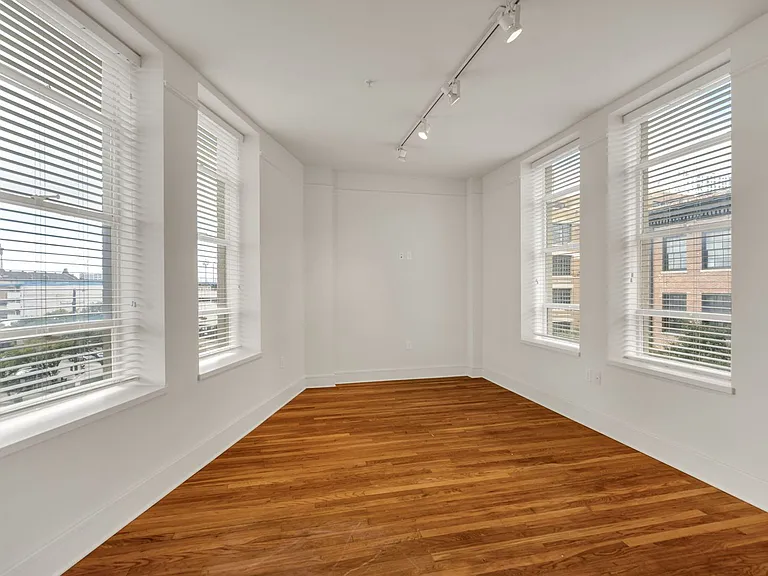 The Howard Luxury Apartments — Photo 33