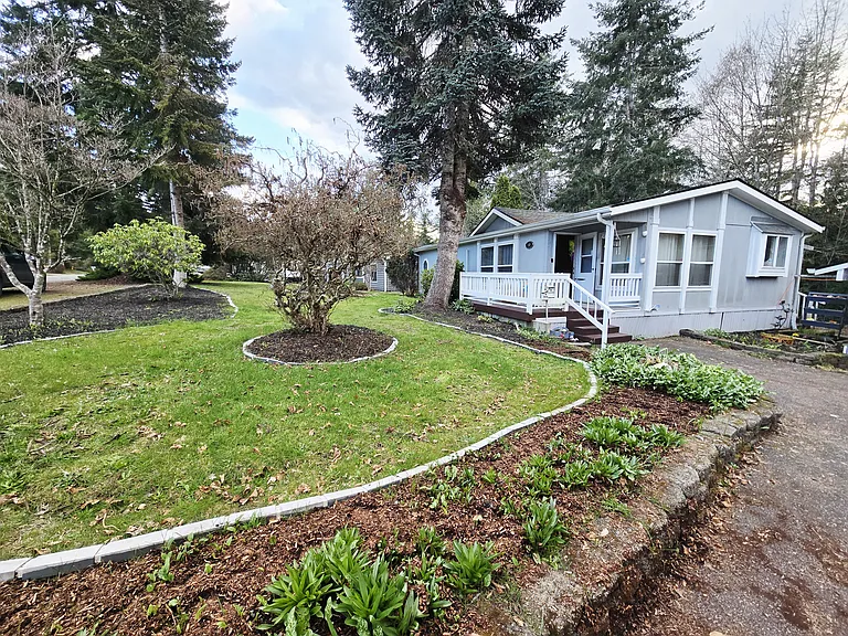 140 SE Fuchsia Ave — Photo 3