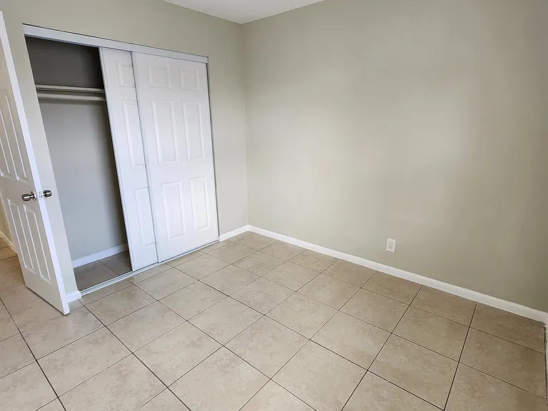 933 Laurel Dr — Photo 24