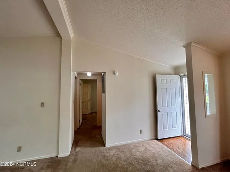 1075 Captains Ct — Photo 9