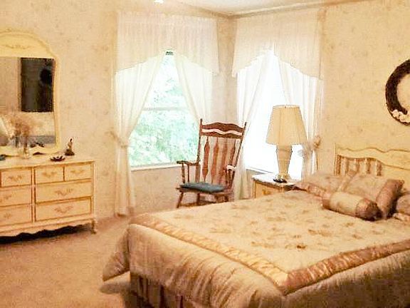 3rd image of 404 Oak Blvd