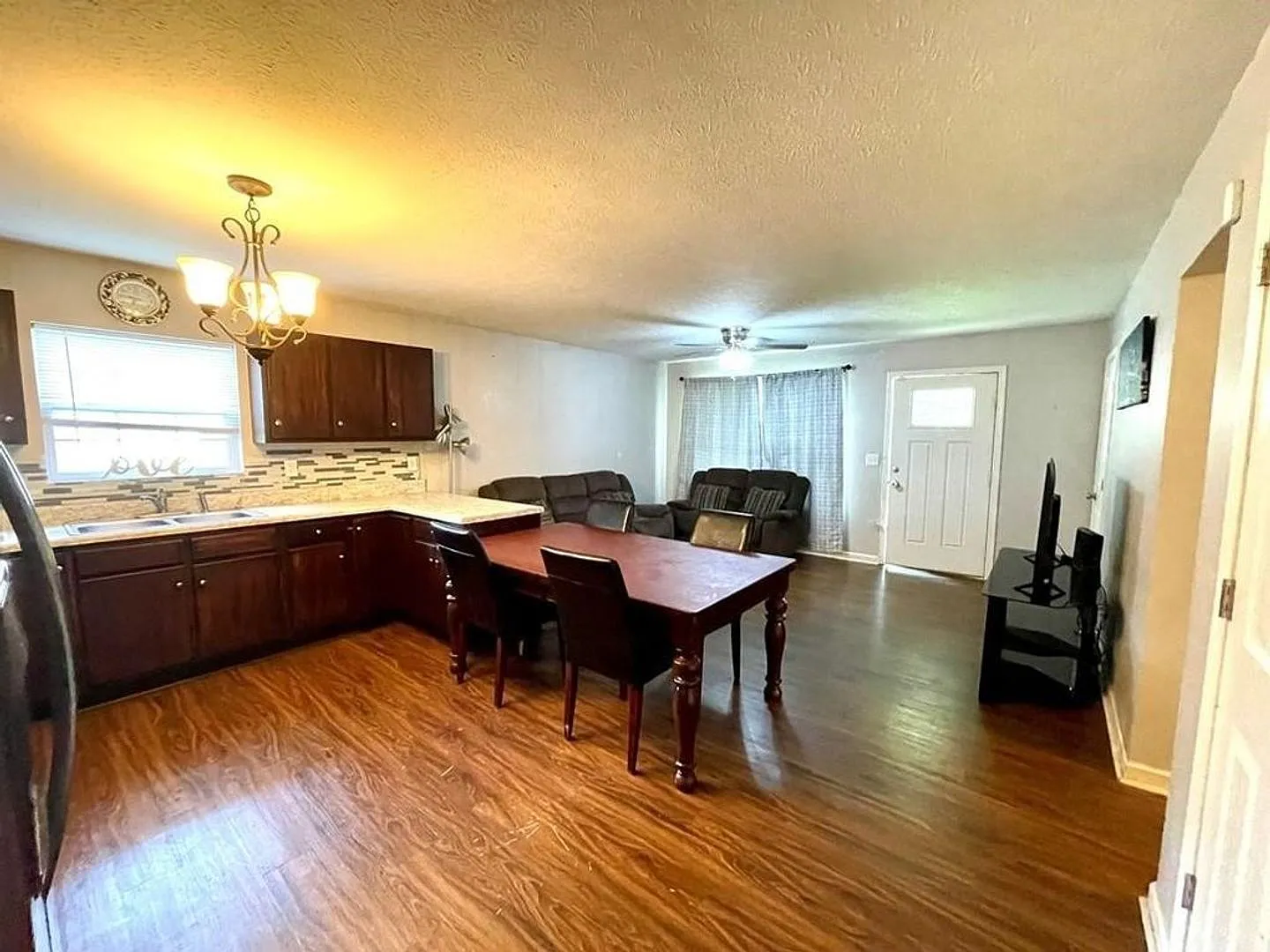 Cozy 3 Bedroom/2 Bath Home with large yard and covered back patio! — Photo 4