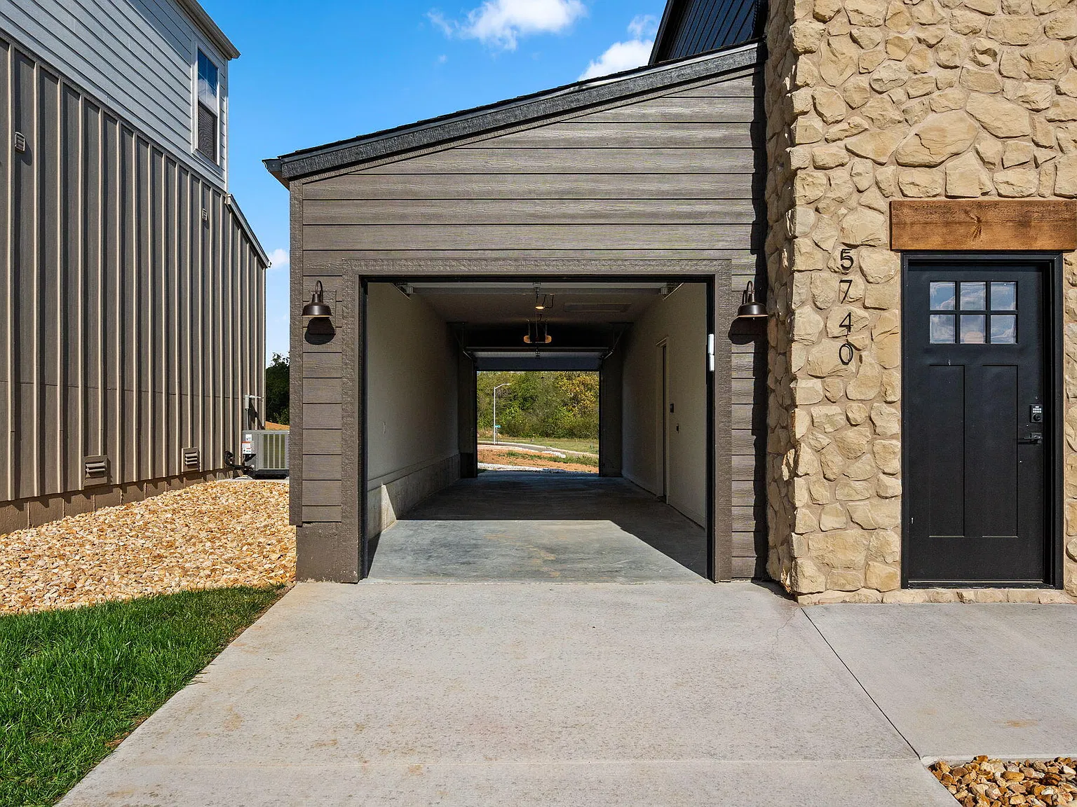4 bed, 3.5 bath, 2100 sqft, $3,095 — Photo 4