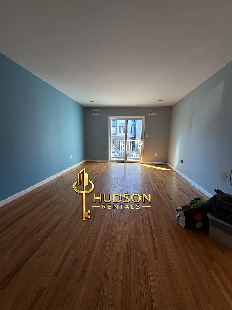 3 bed, 1000 sqft, $2,600 — Photo 2