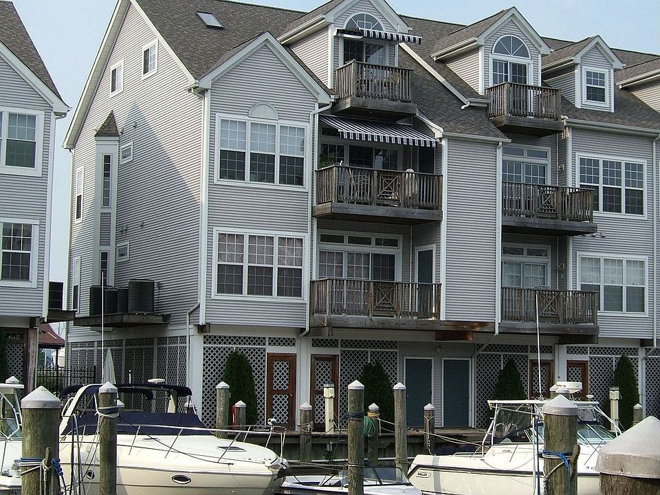 Unit from the canal side showing boat slip also...