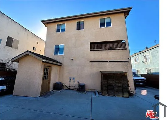 887 E 40th Pl #C — Photo 3