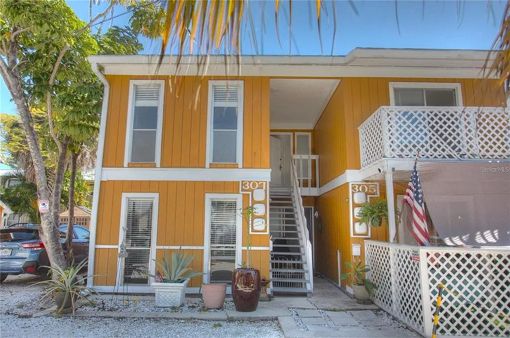 1 bed, 1.0 bath, 832 sqft, $1,695 — Photo 1