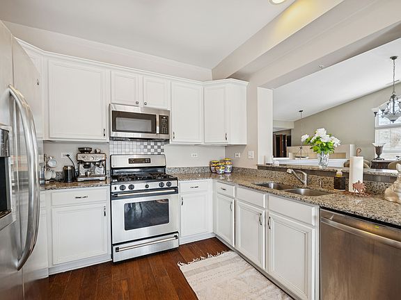 4th image of 2750 Langley Cir