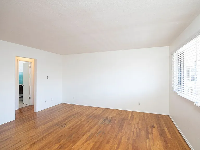 Talmadge Pacific Apartments — Photo 9