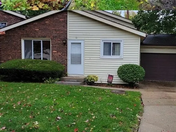 1701 King Dr APT D, Normal, IL 61761