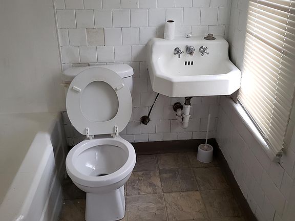 4th image of 6808 Hosmer Ave #4
