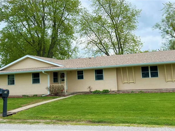 208 N 2nd St, Strasburg, IL 62465
