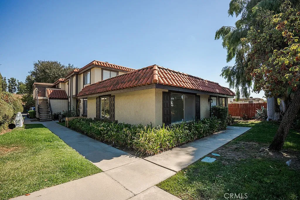 2 bed, 832 sqft, $2,600 — Photo 1