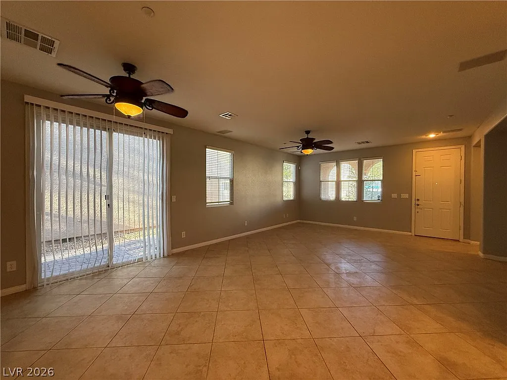 3 bed, 2.5 bath, 1800 sqft, $2,240 — Photo 3
