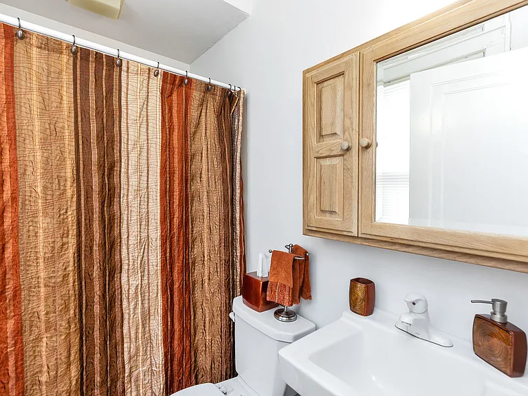 616 Harvard St #2 — Photo 5