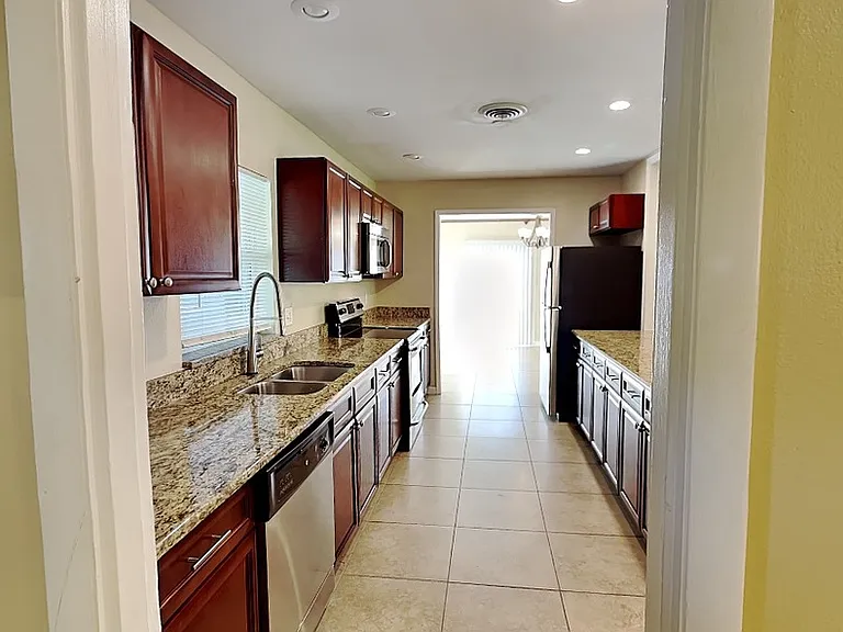 2512 Sea Breeze Ct — Photo 3