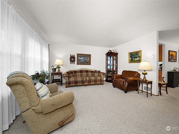 4th image of 140 SE Mccomb Way