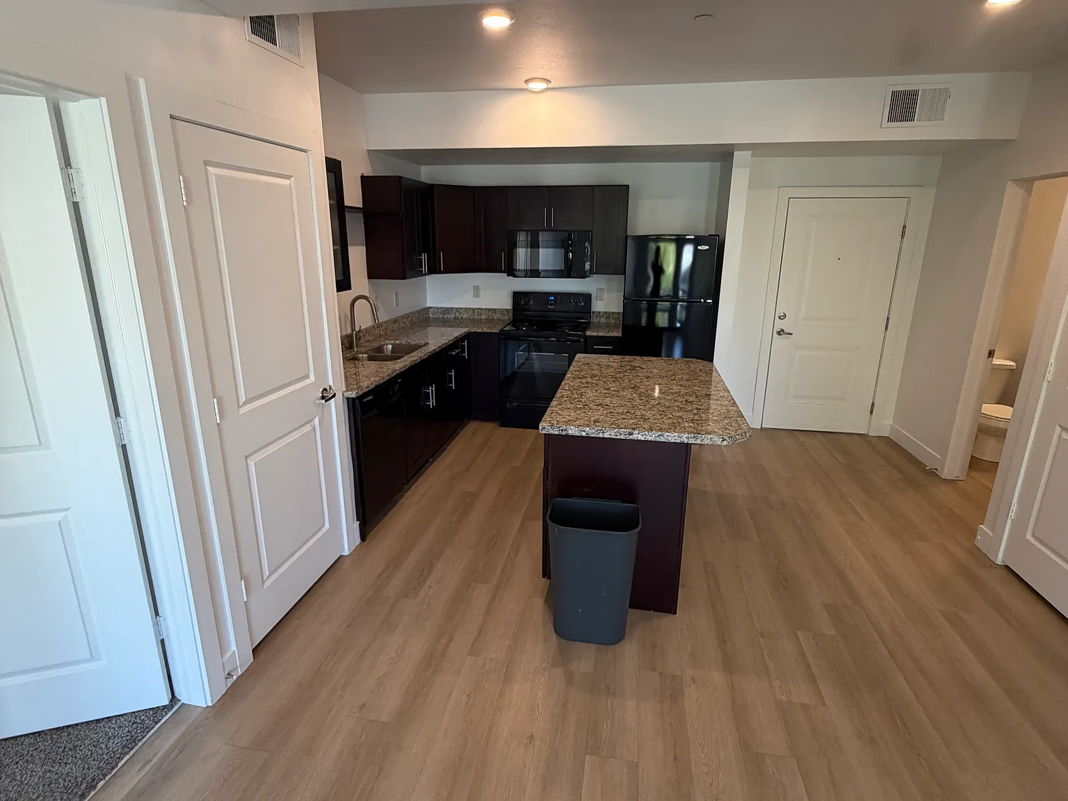 2 bed, 965 sqft, $1,637 — Photo 2