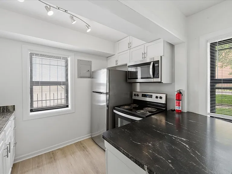 306 E 19th St #1B — Photo 1