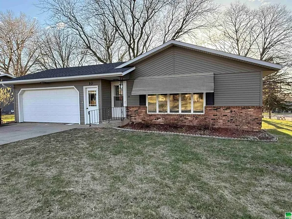 10 Circle Dr, Akron, IA 51001