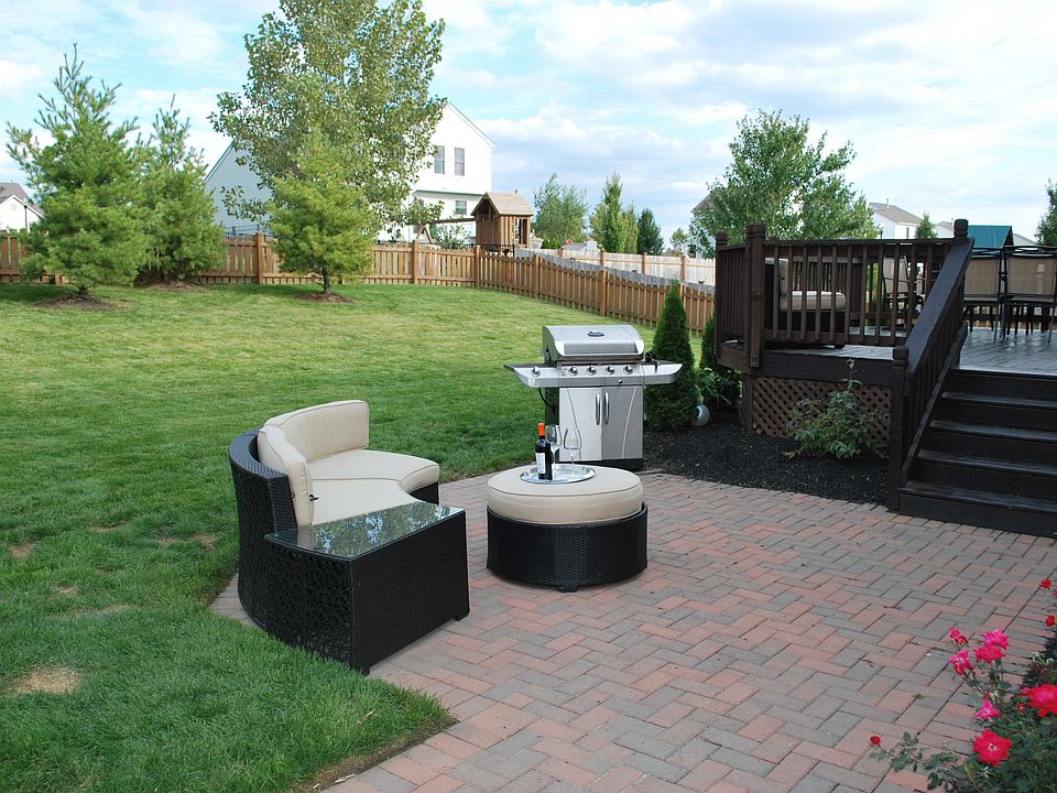 2nd image of 928 Poppleton Pl N