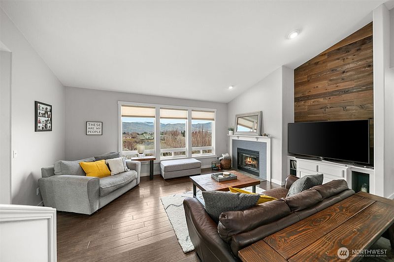 4th image of 712 Vista View Place