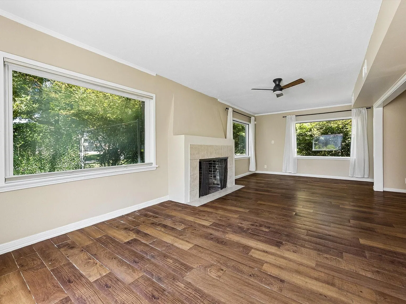2 bed, 1.0 bath, 2640 sqft, $1,900 — Photo 2