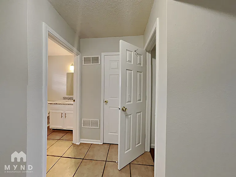 1698 Prairieview Ln — Photo 2