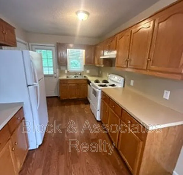724 Breeze Hill Rd — Photo 2