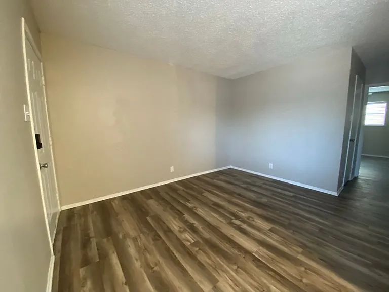 La Mesa Apartments — Photo 3