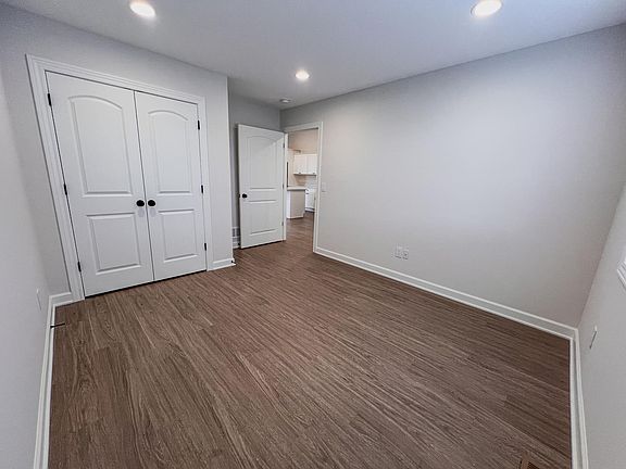 5th image of 607 S Division St