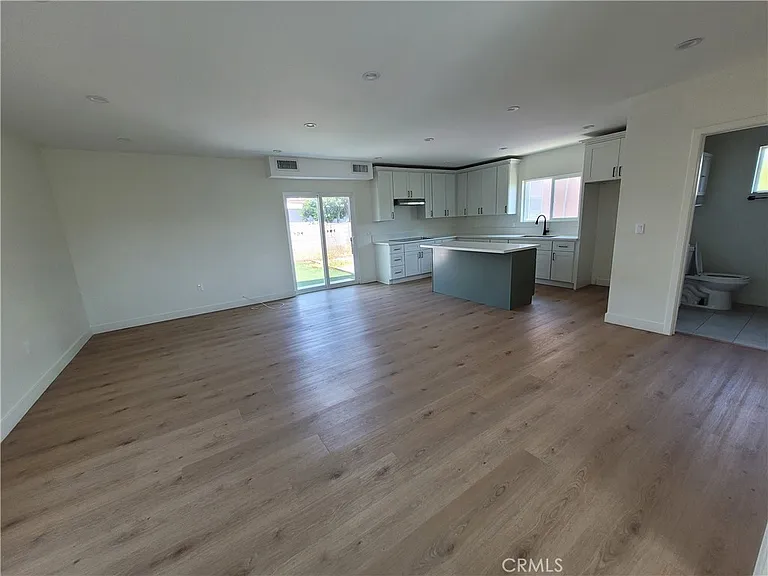 11864 Borden Ave — Photo 5