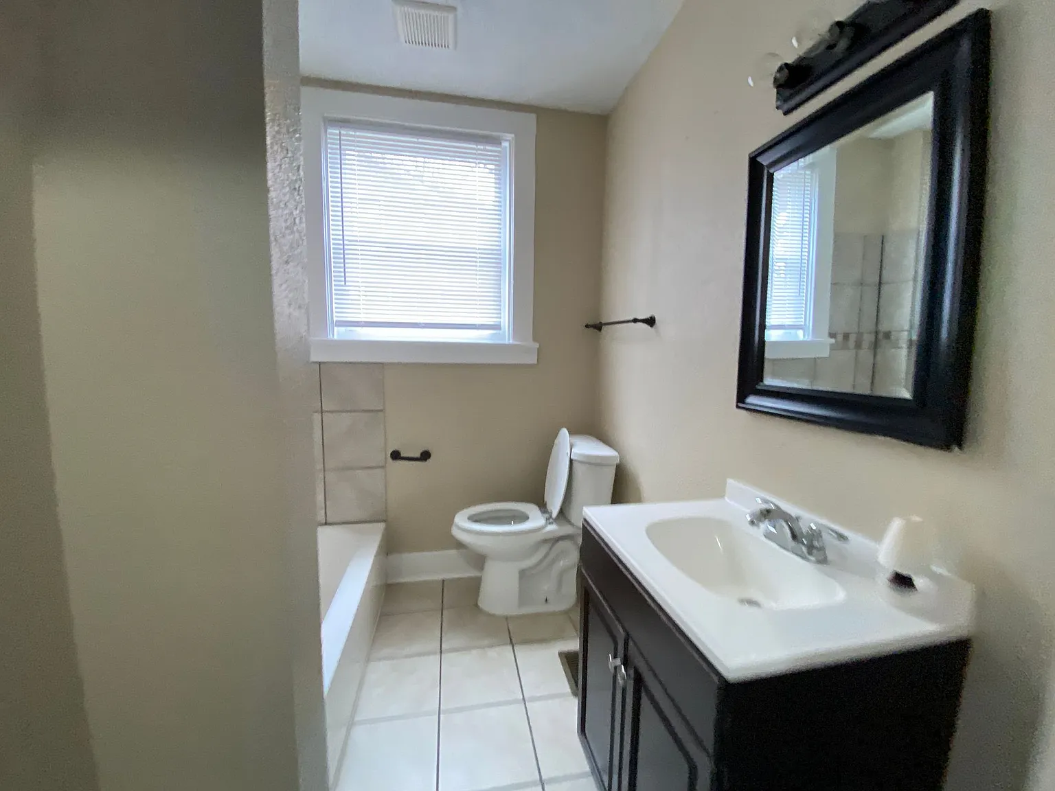 1121 W 24th St — Photo 3