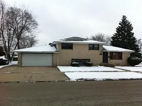 10901 Oxford Ave photo 1