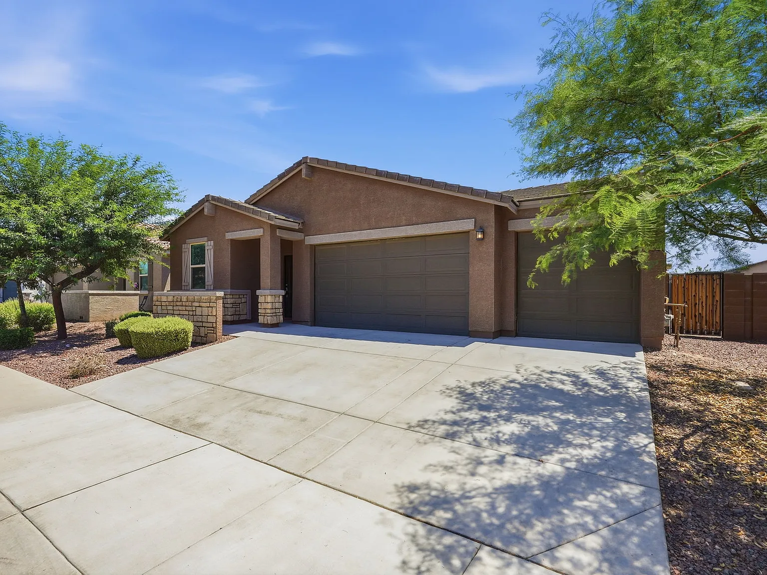 4 bed, 2026 sqft, $2,400 — Photo 2