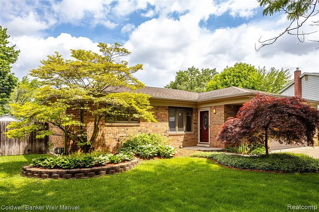 36224 Hees St photo 1
