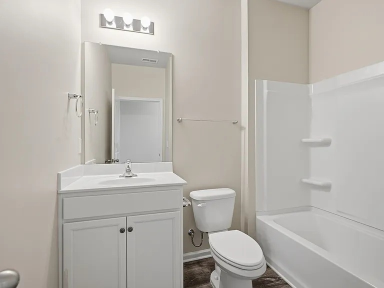 Bathroom located between bedroom 3 and 4.