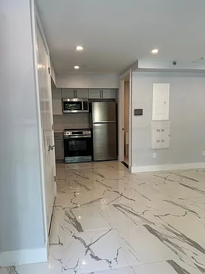 Rented by 18 REALTY | media 7