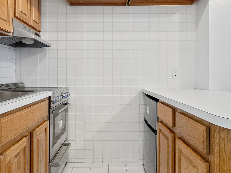 437 Park Ave S #4R — Photo 2