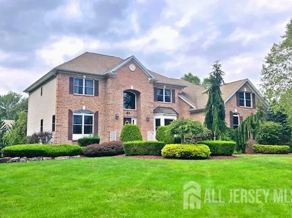 9 Woodmere Rd, Monroe Township, NJ 08831