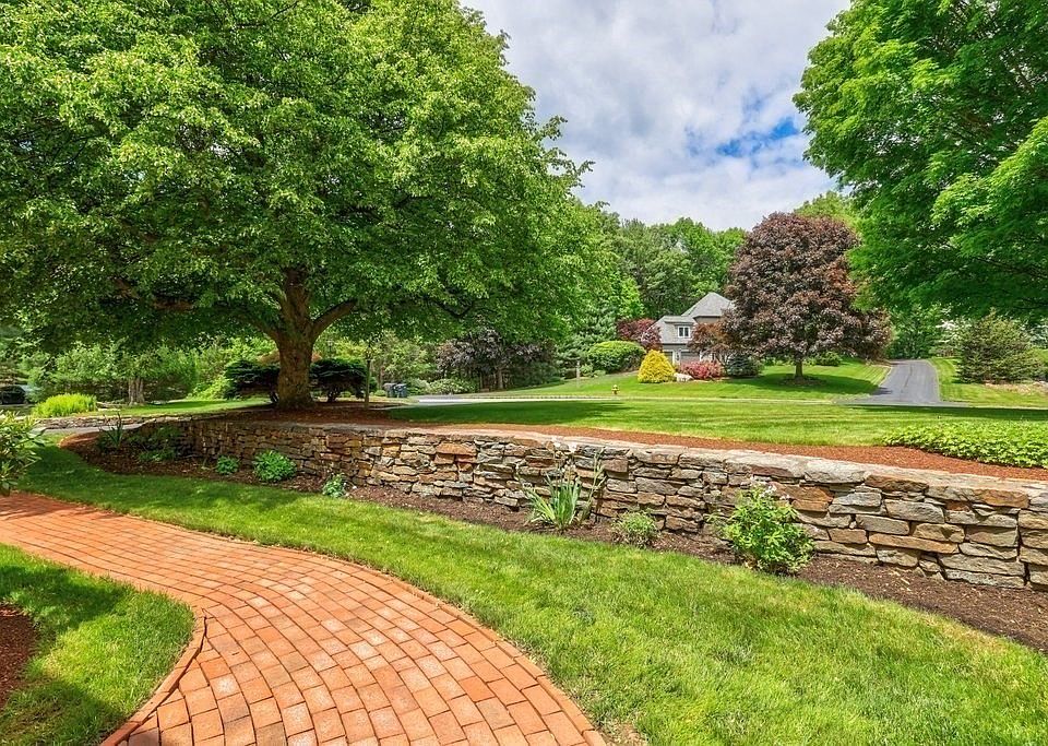 1st image of 7 Village Green Ln