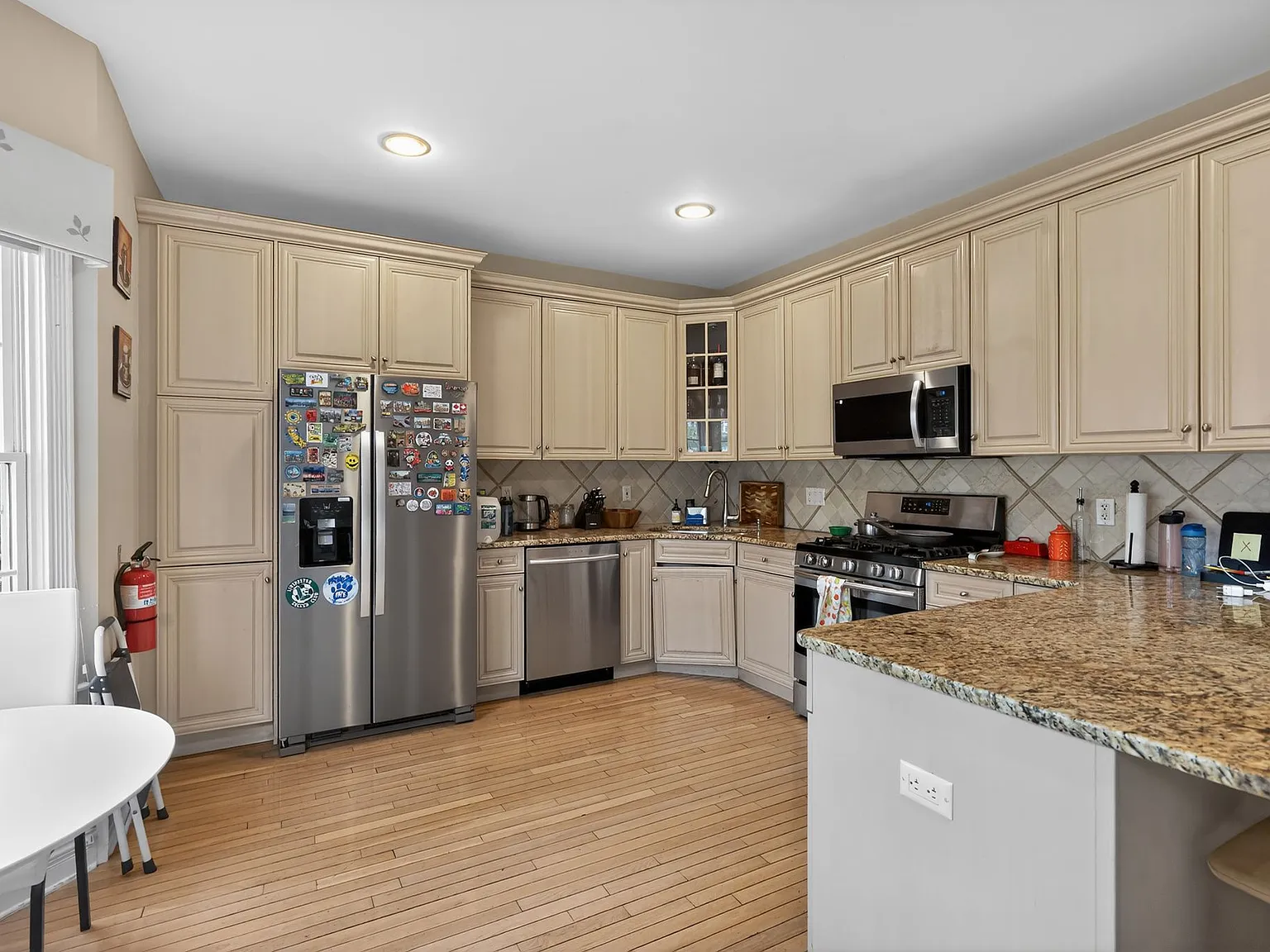 2 bed, 3.5 bath, 2074 sqft, $5,200 — Photo 4