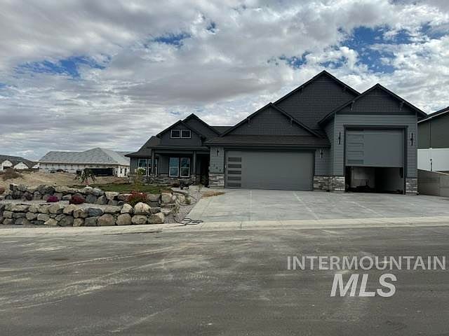 2nd image of 760 Pinehurst