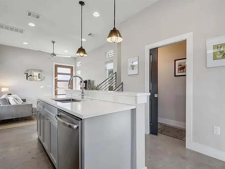 2709 E 3rd St #2 — Photo 8