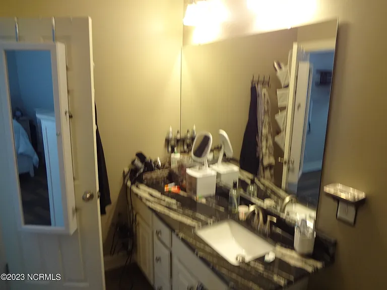 205 S Pointe Dr #B — Photo 32