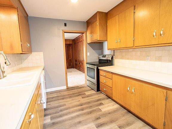 4th image of 16 Cedar Dr