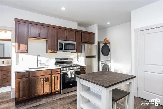 Studio, 614 sqft, $1,350 — Photo 2