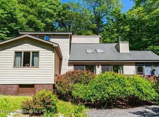 339 Packanack Dr, Gouldsboro, PA 18424